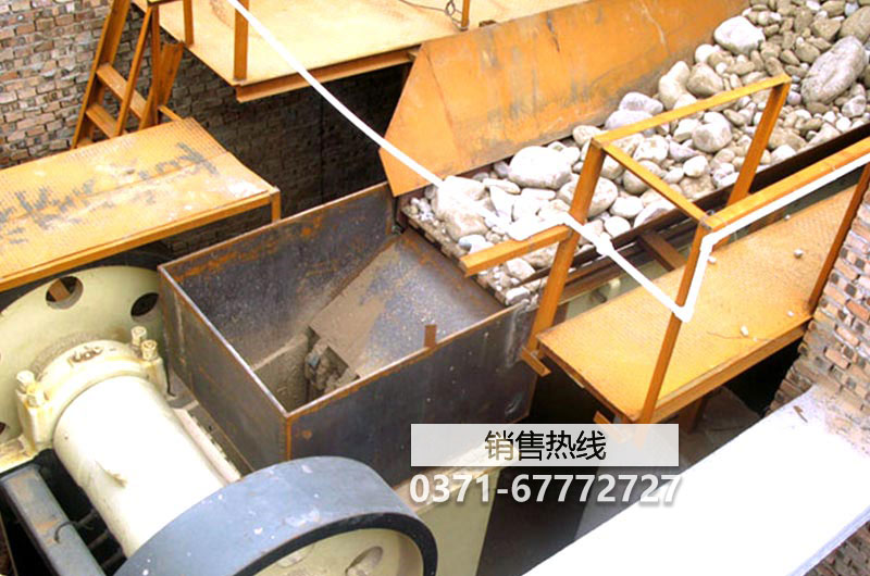 小型汽车式流动石子粉碎机多少钱一台，生产现场视频-河南